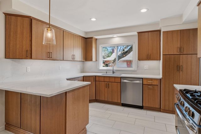 1040 N Renaud Road, Grosse Pointe Woods, MI 48236