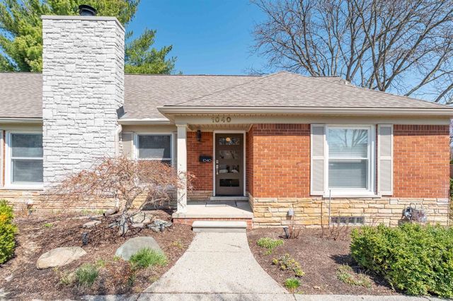 1040 N Renaud Road, Grosse Pointe Woods, MI 48236