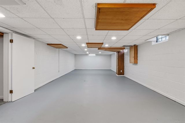 1040 N Renaud Road, Grosse Pointe Woods, MI 48236