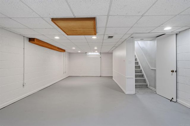 1040 N Renaud Road, Grosse Pointe Woods, MI 48236