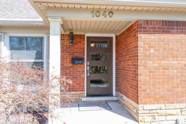 1040 N Renaud Road, Grosse Pointe Woods, MI 48236