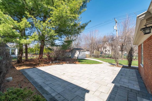 1040 N Renaud Road, Grosse Pointe Woods, MI 48236