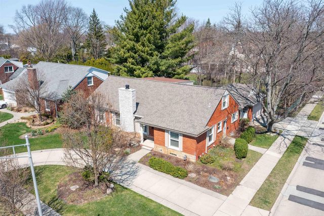 1040 N Renaud Road, Grosse Pointe Woods, MI 48236