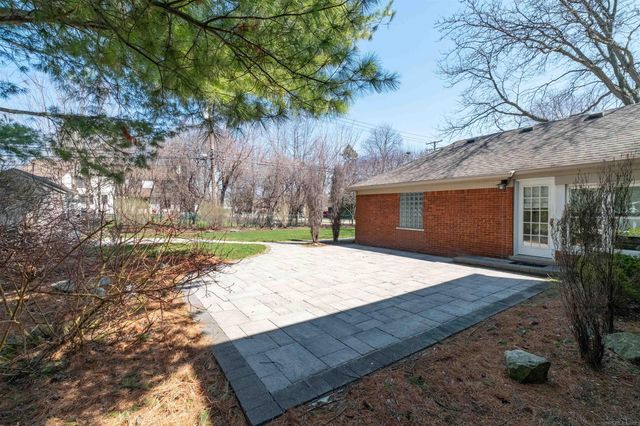 1040 N Renaud Road, Grosse Pointe Woods, MI 48236