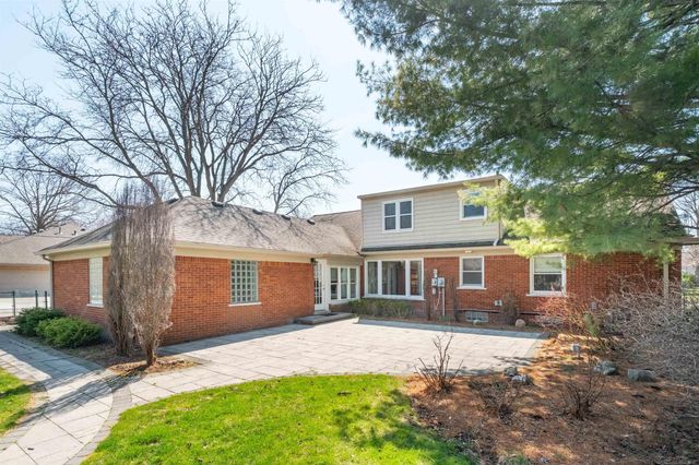 1040 N Renaud Road, Grosse Pointe Woods, MI 48236