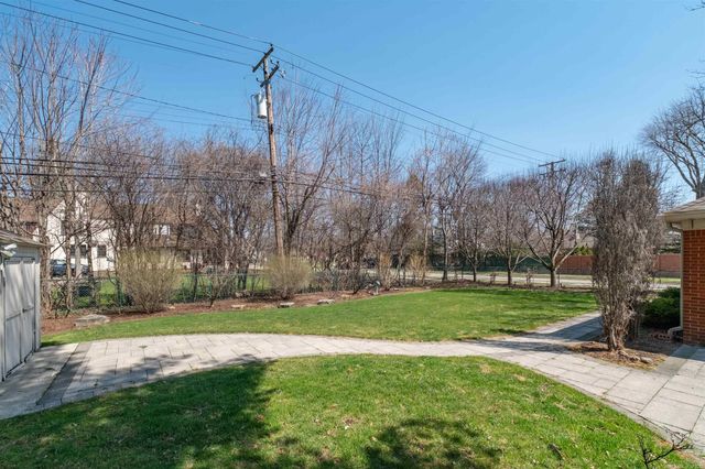 1040 N Renaud Road, Grosse Pointe Woods, MI 48236