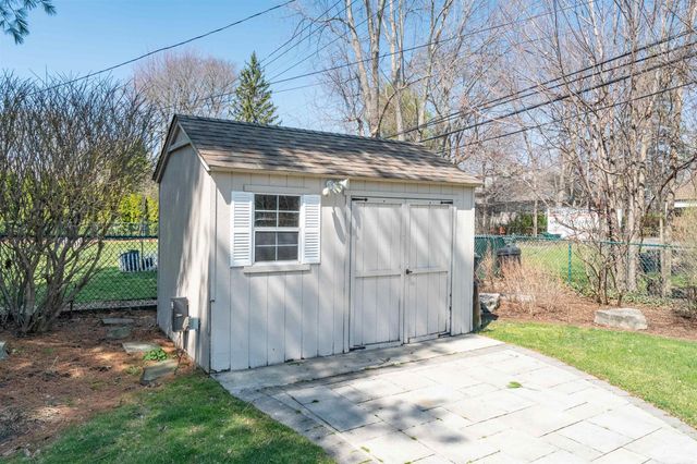 1040 N Renaud Road, Grosse Pointe Woods, MI 48236