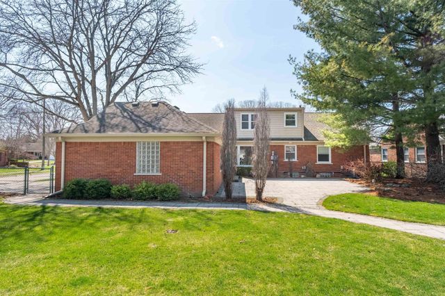 1040 N Renaud Road, Grosse Pointe Woods, MI 48236