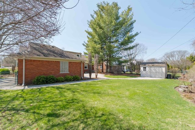 1040 N Renaud Road, Grosse Pointe Woods, MI 48236