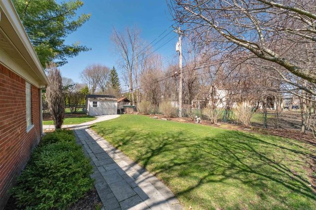 1040 N Renaud Road, Grosse Pointe Woods, MI 48236