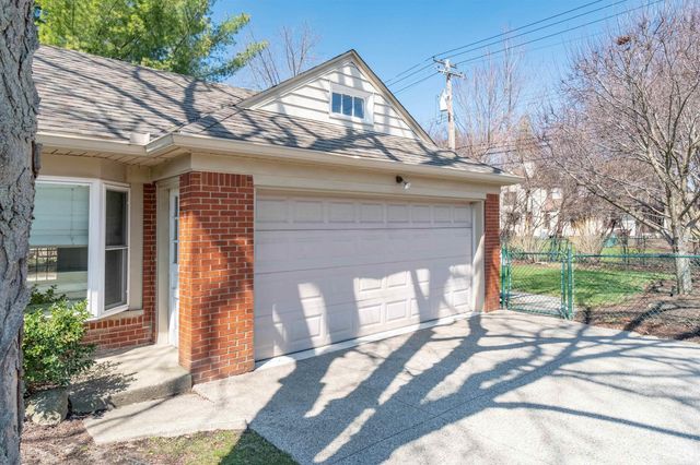 1040 N Renaud Road, Grosse Pointe Woods, MI 48236