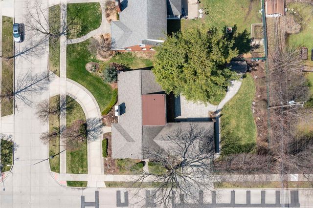 1040 N Renaud Road, Grosse Pointe Woods, MI 48236