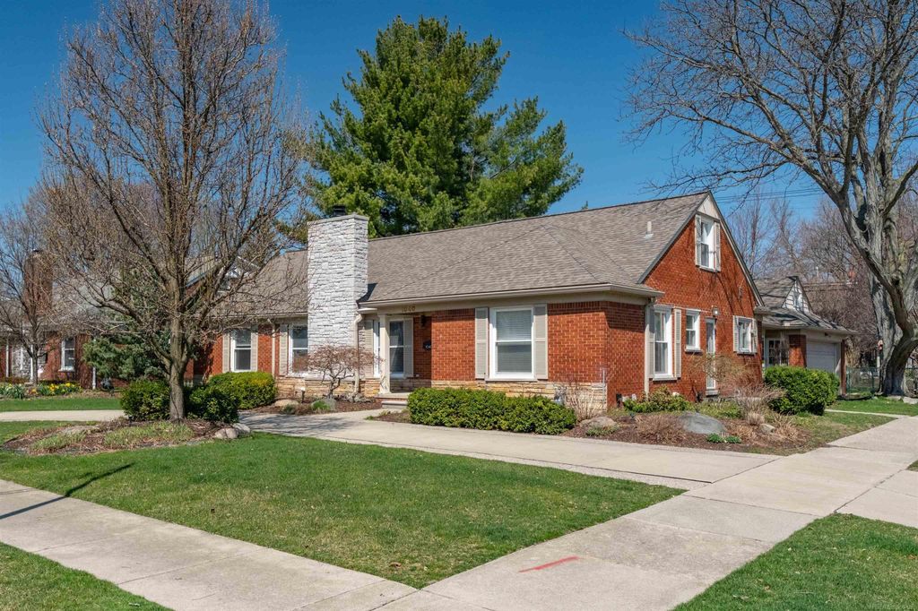 1040 N Renaud Road, Grosse Pointe Woods, MI 48236