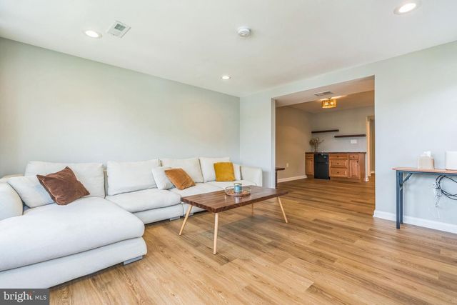 2425 SKYLAND PL SE, Washington, DC 20020