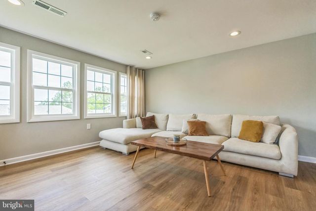 2425 SKYLAND PL SE, Washington, DC 20020