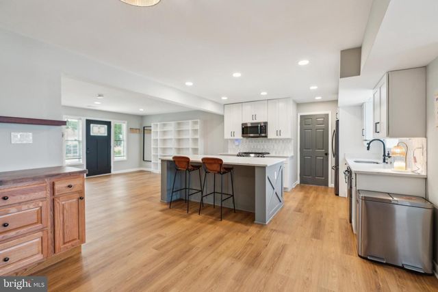 2425 SKYLAND PL SE, Washington, DC 20020