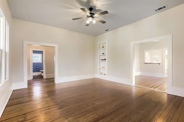 208 N Avenue, Elgin, TX 78621