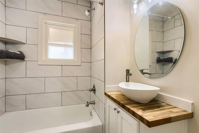 208 N Avenue, Elgin, TX 78621