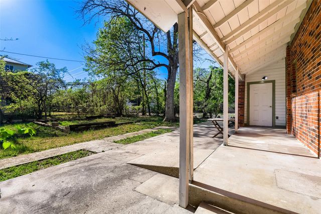 208 N Avenue, Elgin, TX 78621
