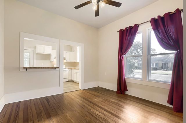 208 N Avenue, Elgin, TX 78621