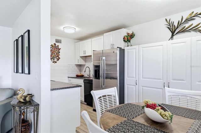 7271 W COUNTRY CLUB DRIVE N 122, Sarasota, FL 34243