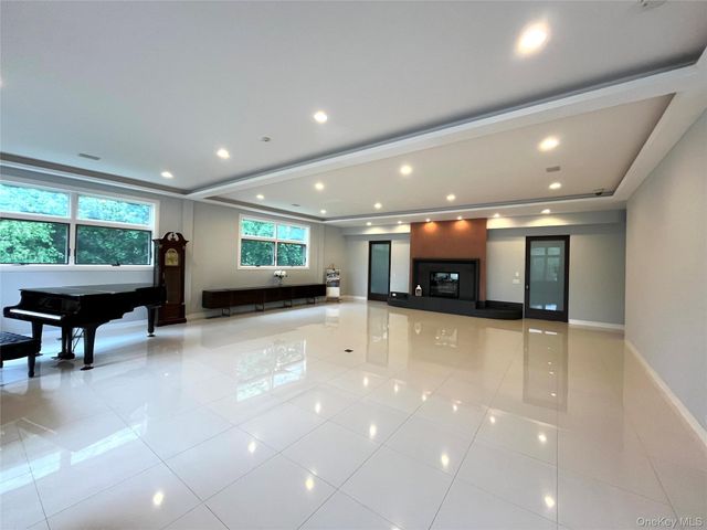 25 Shelter Rock Road, Manhasset, NY 11030