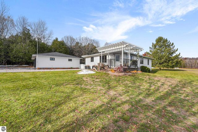 750 N Dumas Road, Suttons Bay, MI 49682