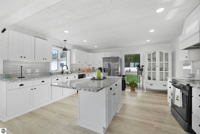 750 N Dumas Road, Suttons Bay, MI 49682