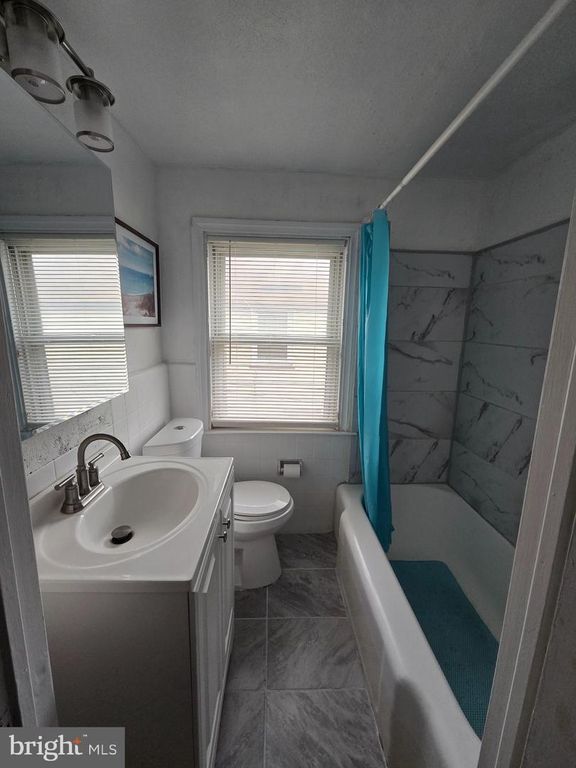 Image 2 of property listing at 118 JULIANA TER, Darby, PA 19023