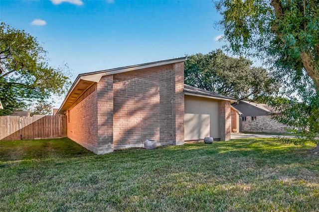 17043 Coachmaker Drive, Friendswood, TX 77546