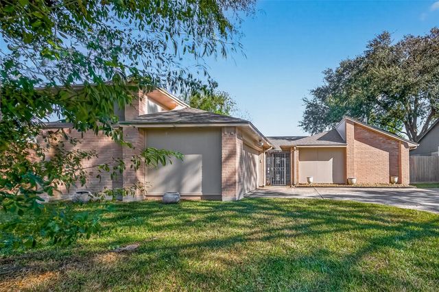 17043 Coachmaker Drive, Friendswood, TX 77546