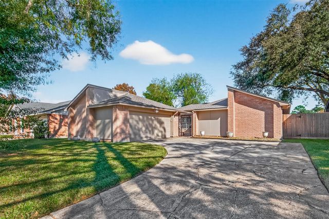 17043 Coachmaker Drive, Friendswood, TX 77546