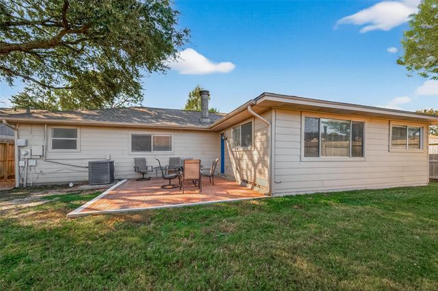 17043 Coachmaker Drive, Friendswood, TX 77546