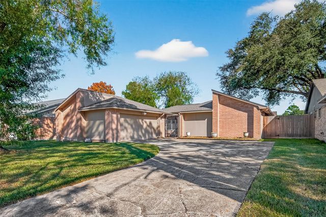 17043 Coachmaker Drive, Friendswood, TX 77546