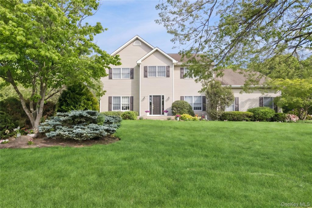 3 Naomi Court, Melville, NY 11747