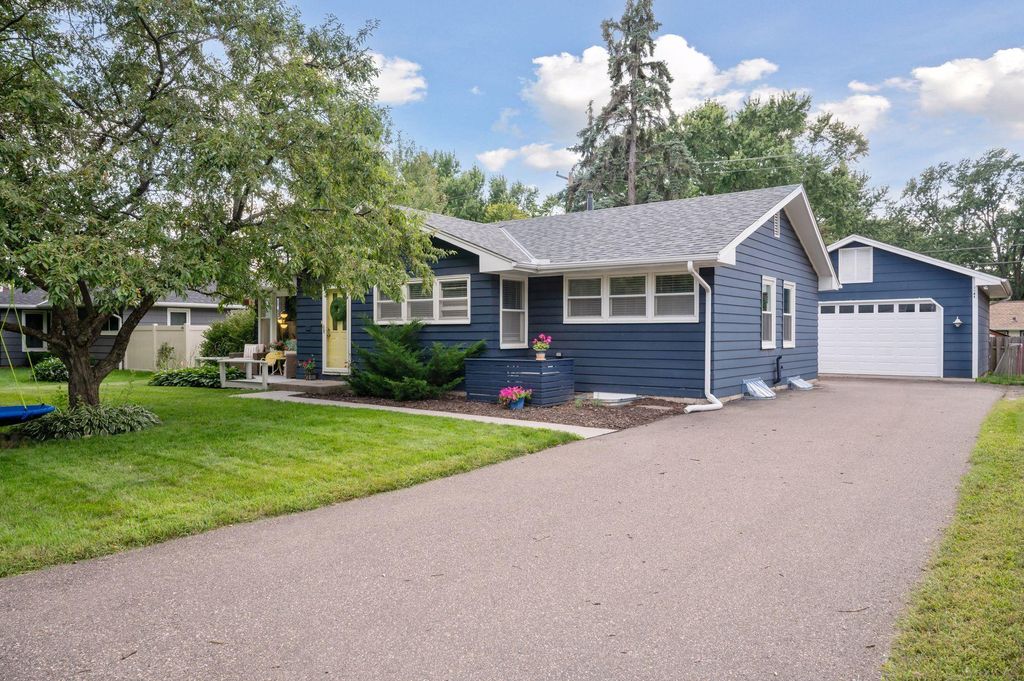 2925 Noble Avenue N, Golden Valley, MN 55422