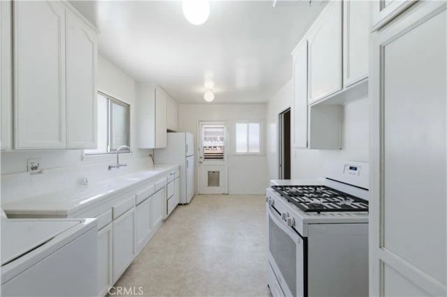 1438 W Ivyton, Lancaster, CA 93534