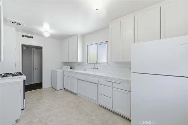 1438 W Ivyton, Lancaster, CA 93534