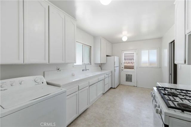 1438 W Ivyton, Lancaster, CA 93534