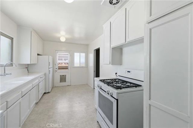 1438 W Ivyton, Lancaster, CA 93534
