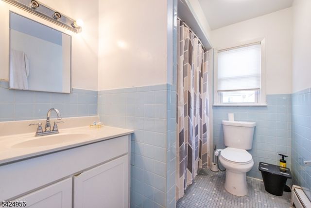 89 Norwood Ave, Lodi Boro, NJ 07644