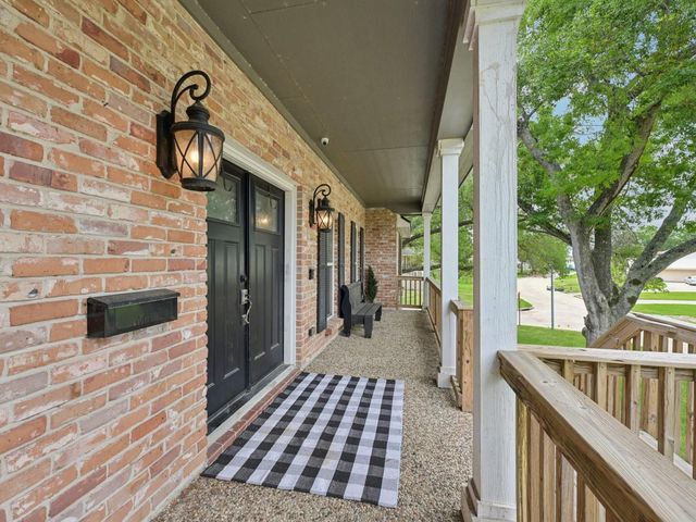 18611 Point Lookout Drive, Nassau Bay, TX 77058