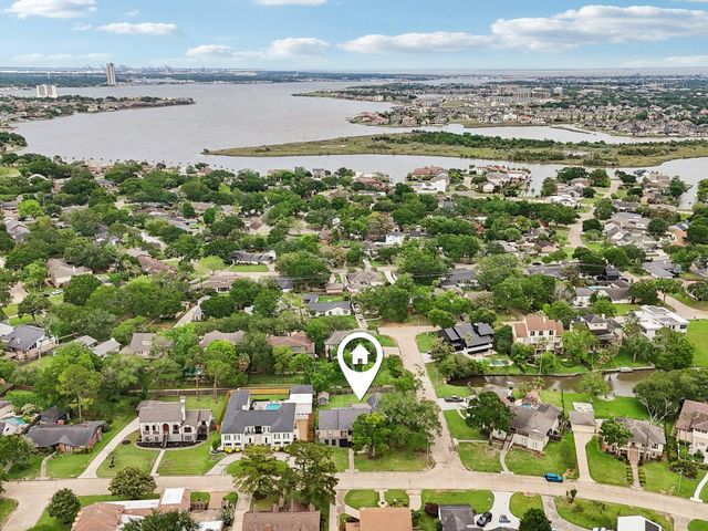 18611 Point Lookout Drive, Nassau Bay, TX 77058