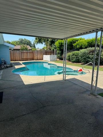 2424 Zinfandel Dr, Rancho Cordova, CA 95670