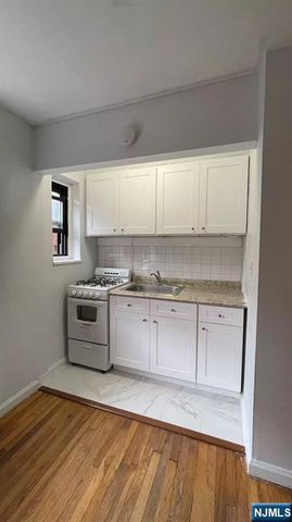 2337 Hudson Terrace B14, Fort Lee, NJ 07024