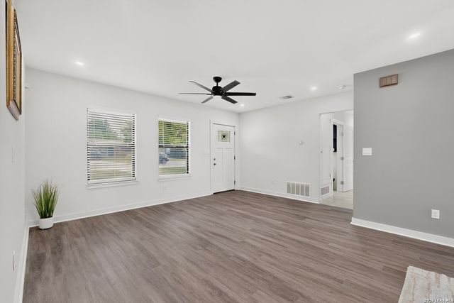 458 Maplewood Ln, San Antonio, TX 78216