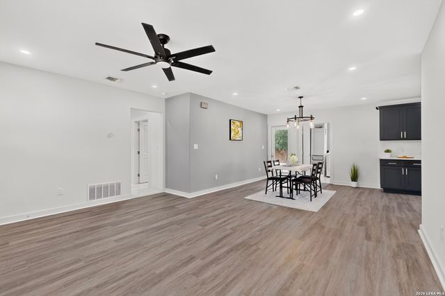 458 Maplewood Ln, San Antonio, TX 78216