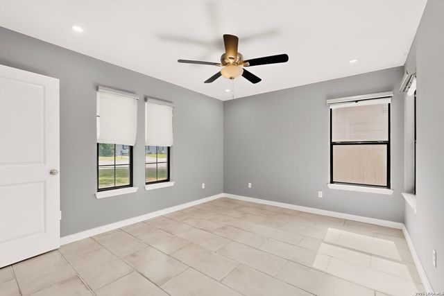 458 Maplewood Ln, San Antonio, TX 78216