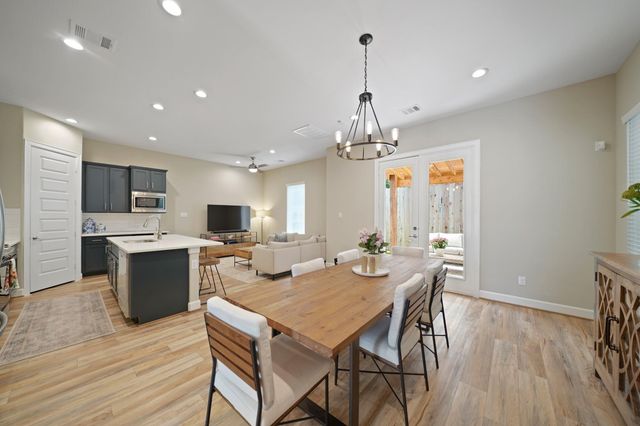911 W 35th Street C, Houston, TX 77018