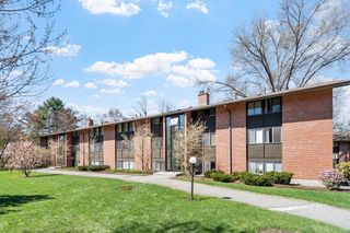 8 Longwood Dr 310, Andover, MA 01810